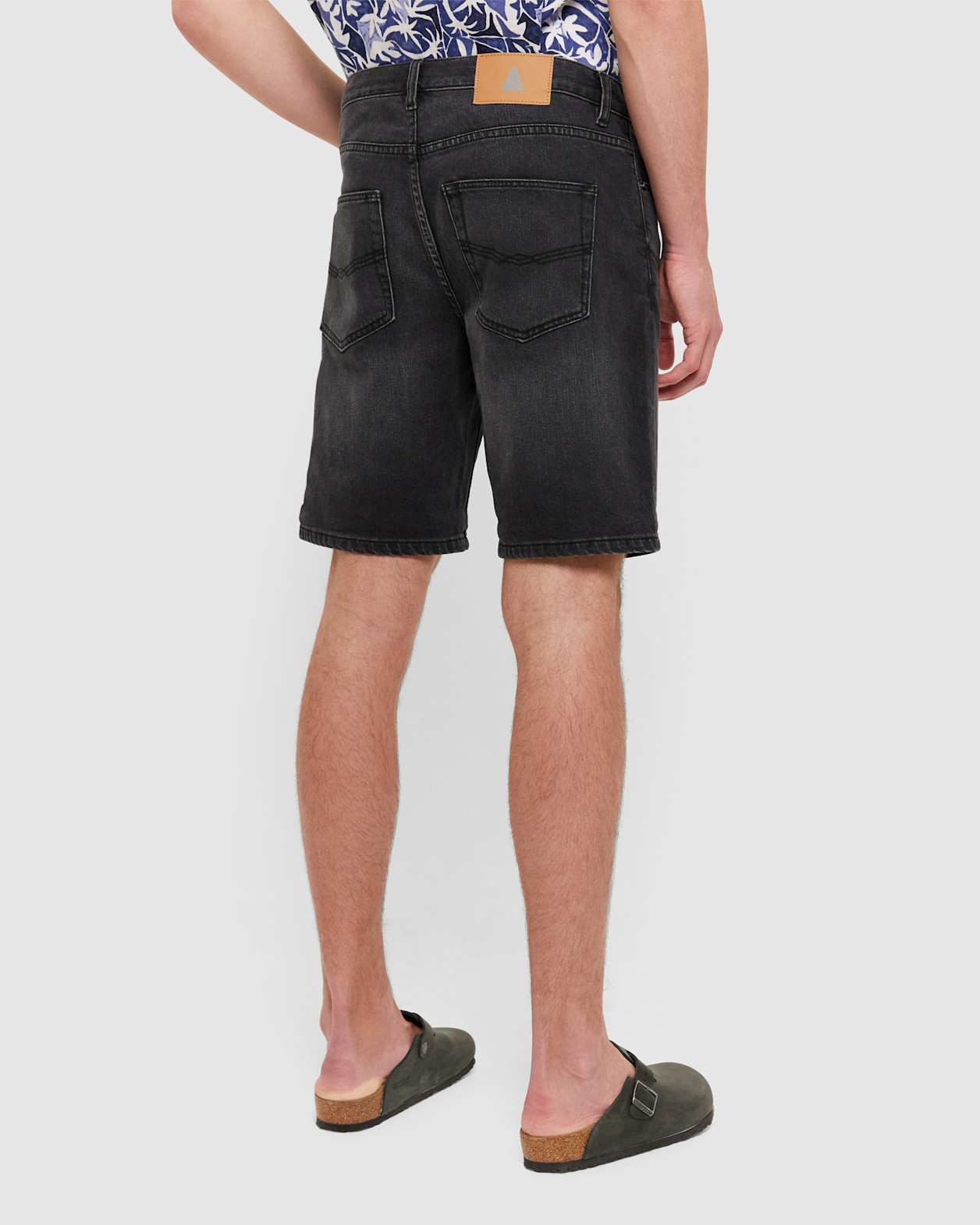 Denim Short in WASHED BLACK