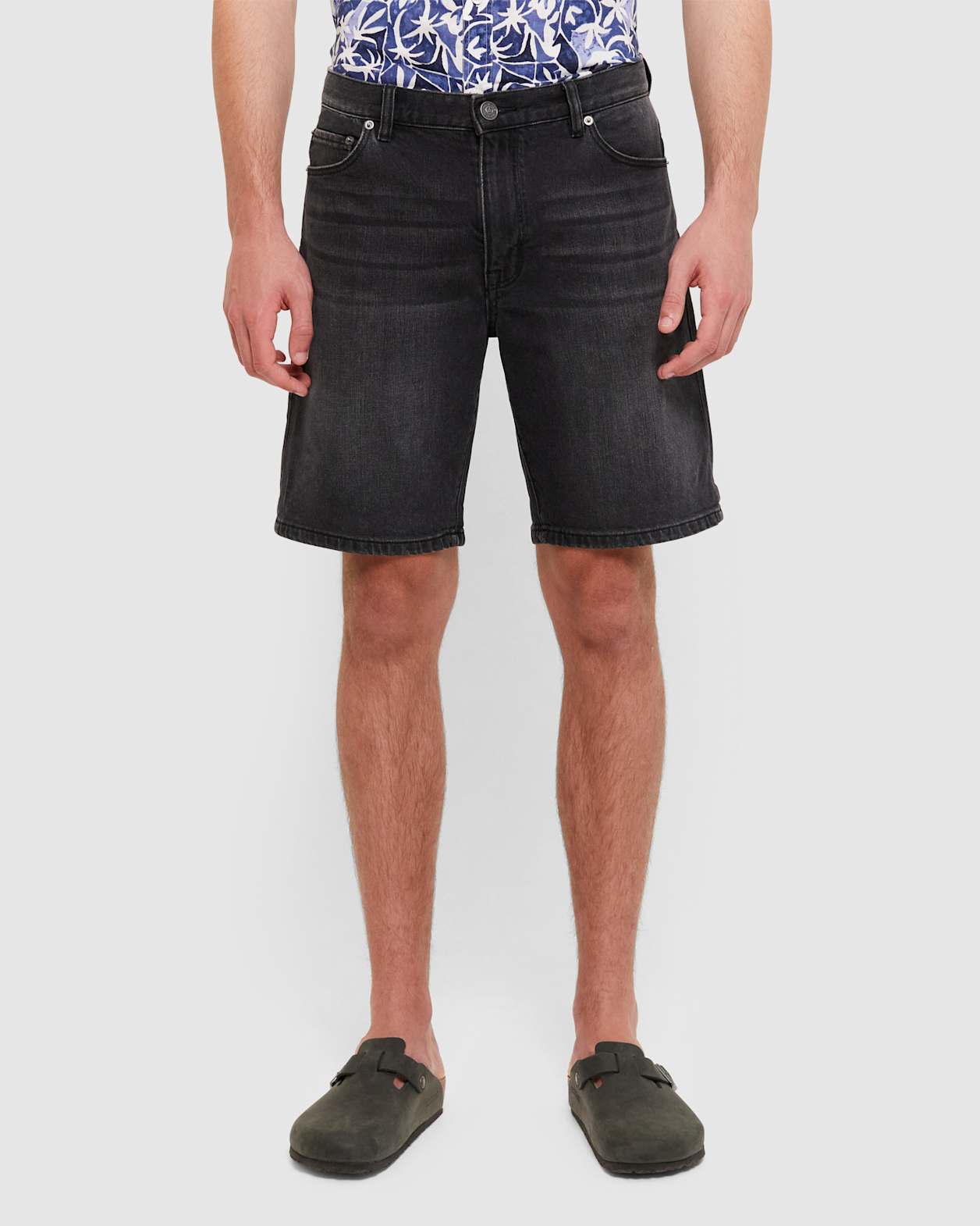 Denim Short in WASHED BLACK