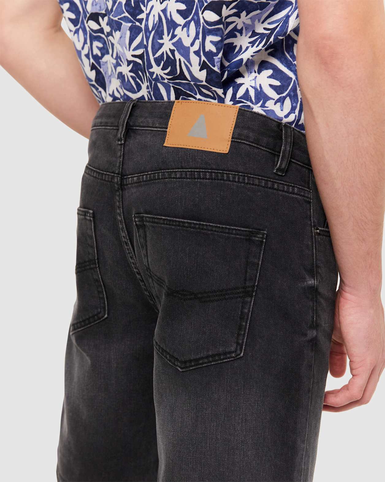 Denim Short in WASHED BLACK