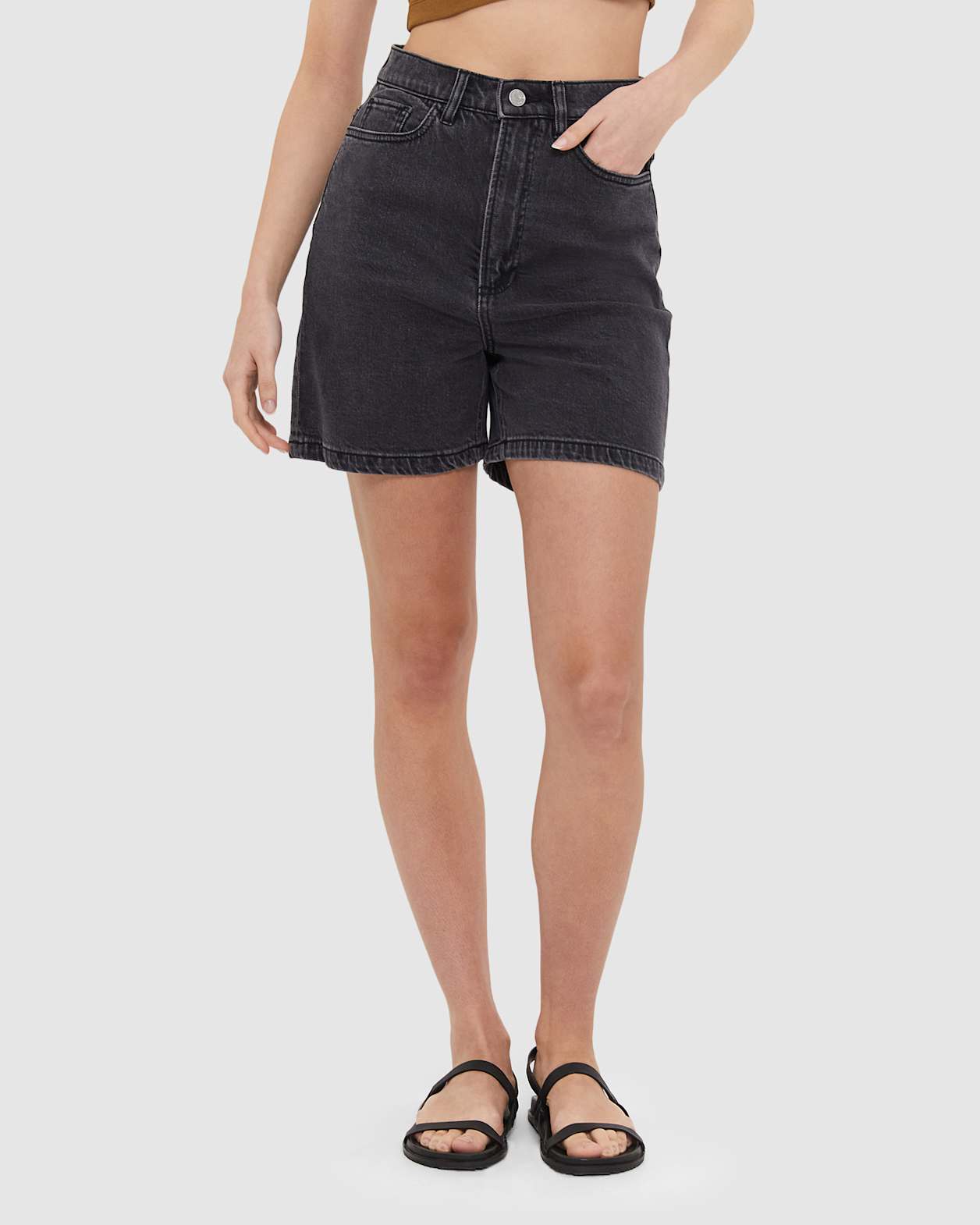 Frankie Denim Short in WASHED BLACK