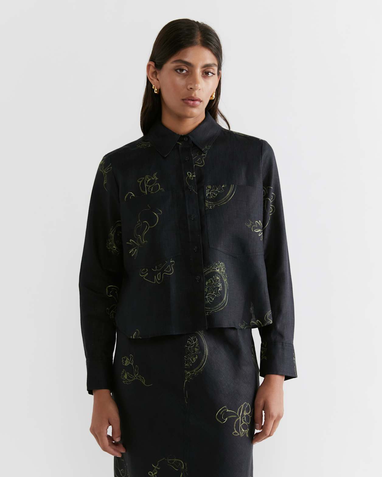 Alina Linen Muse Crop Shirt in BLACK/OLIVE