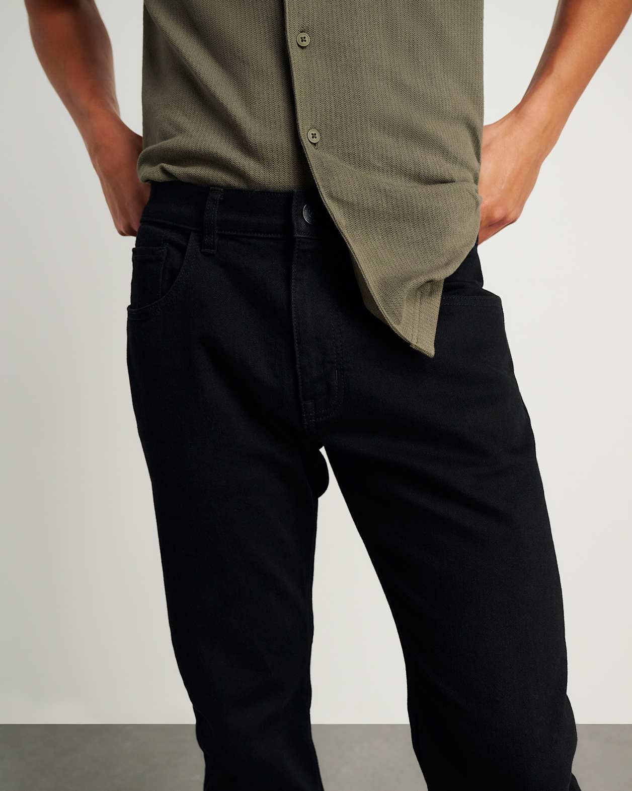 Flynn Straight Jeans in BLACK