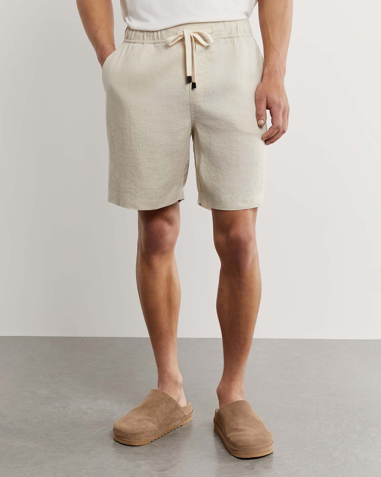 Noah Linen Drawcord Short in STRING
