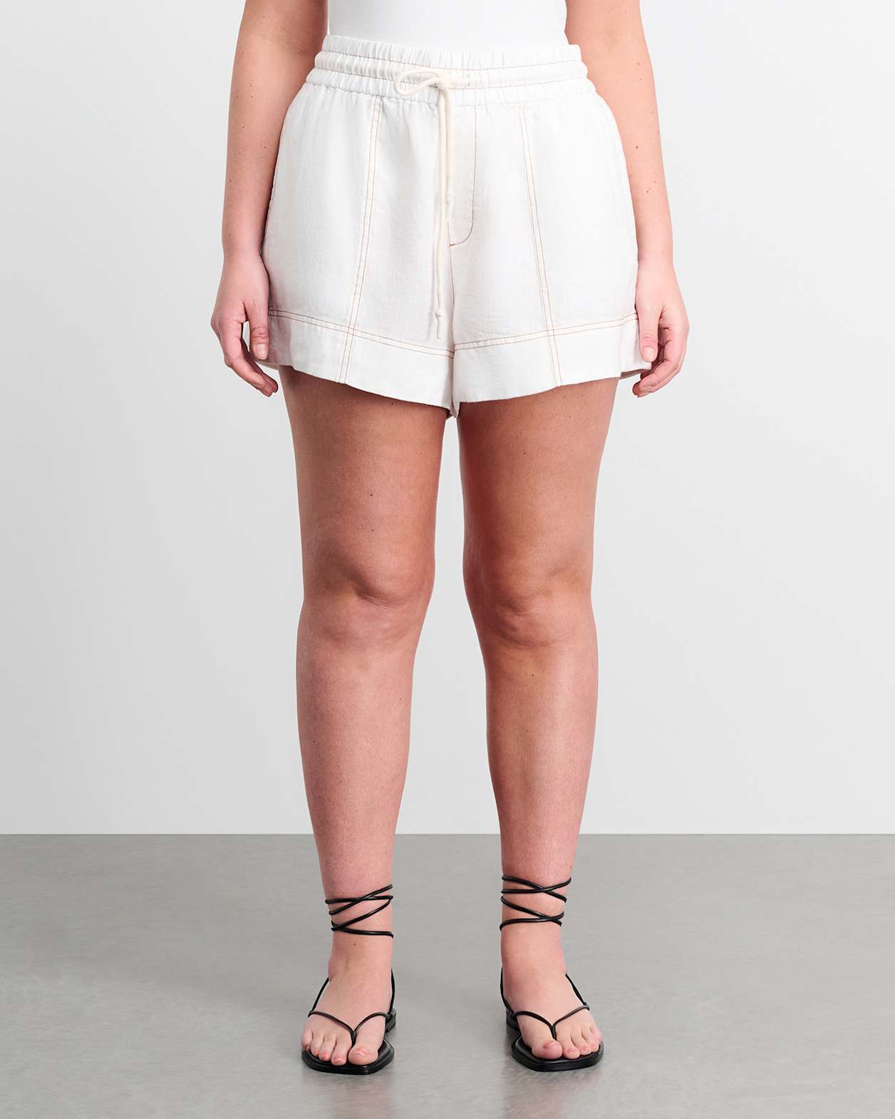 Gigi Linen Pull On Short in WHITE