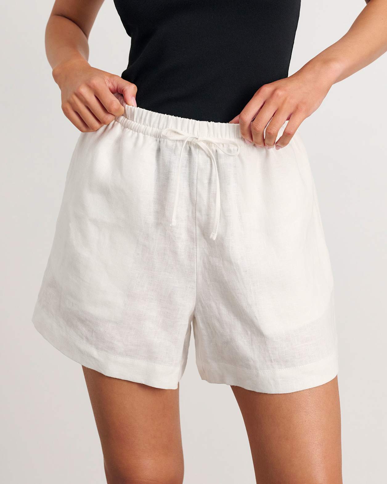 Ivy Linen Short in WHITE
