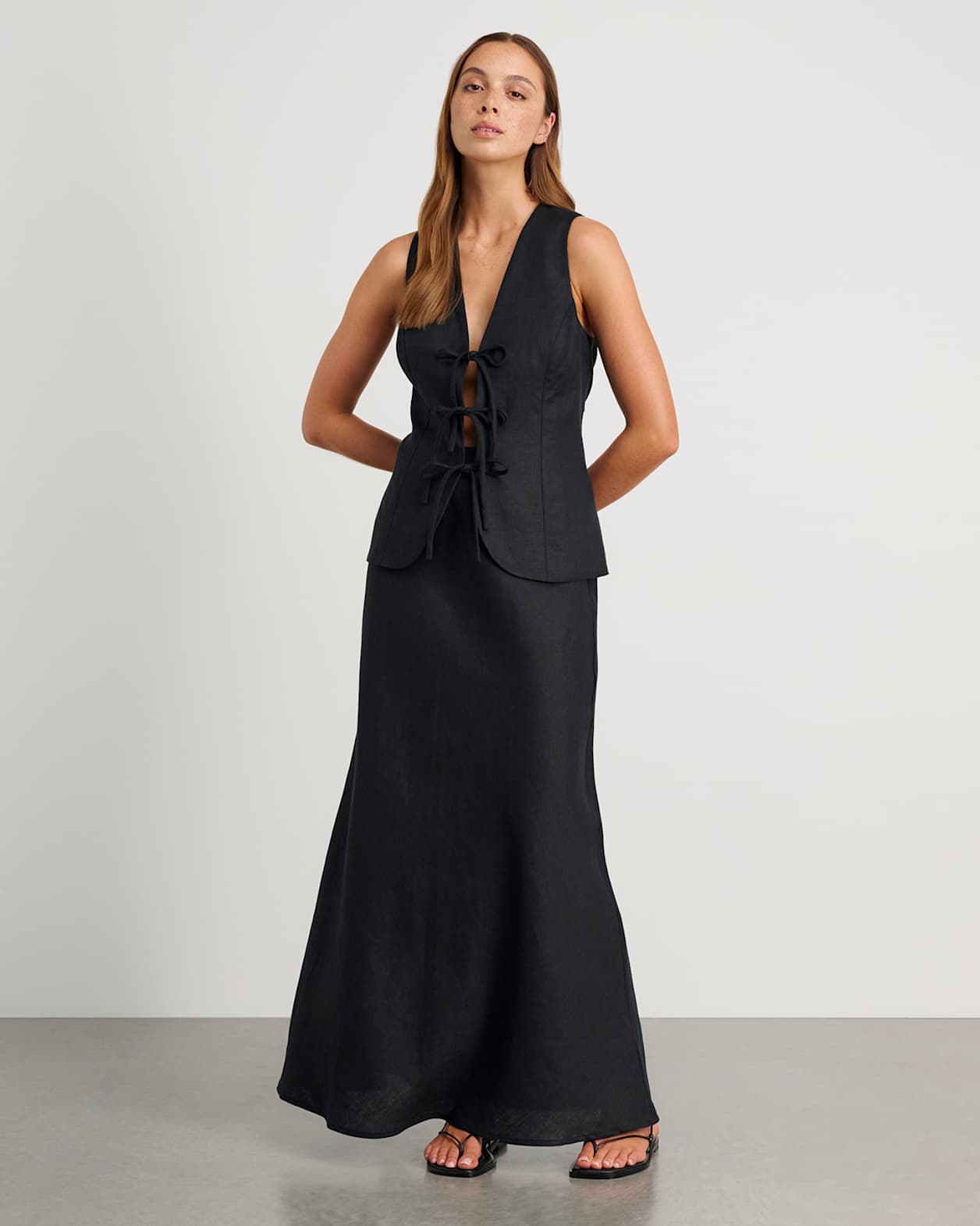 Tia Bias Linen Skirt in BLACK
