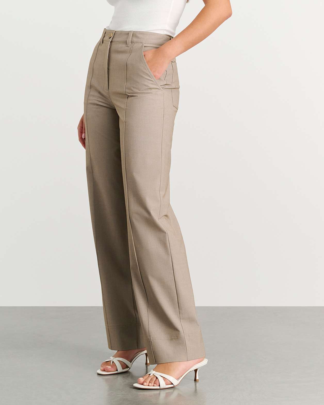 Gia Pintuck Pant in MUSHROOM