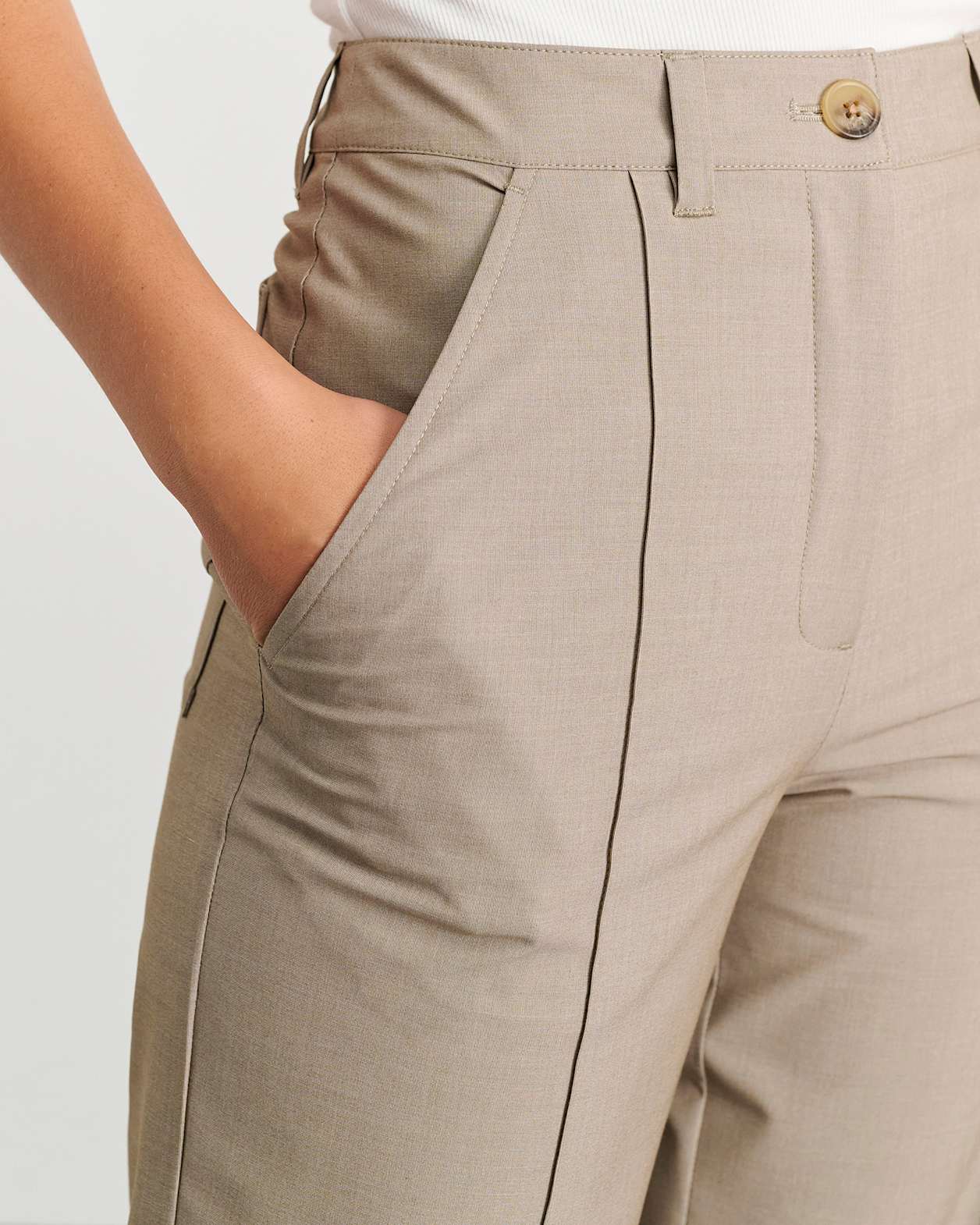 Gia Pintuck Pant in MUSHROOM