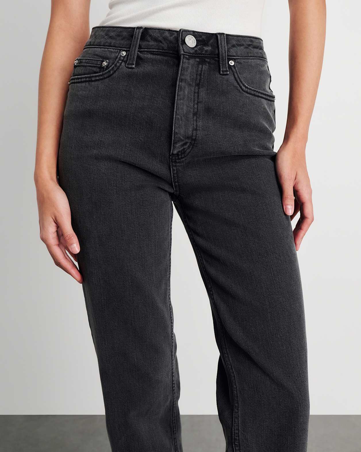 Riley Straight Crop Jean in WASHED BLACK