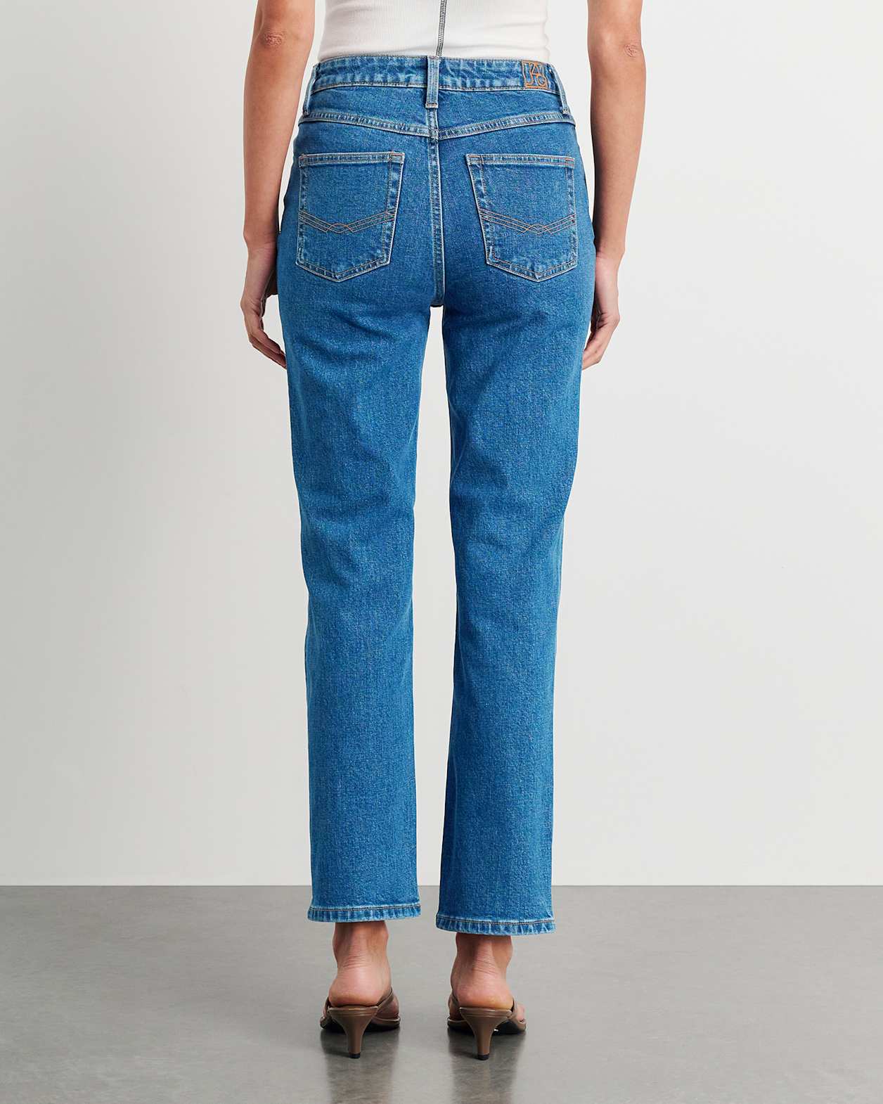 Riley Straight Crop Jean in BLUE WASH