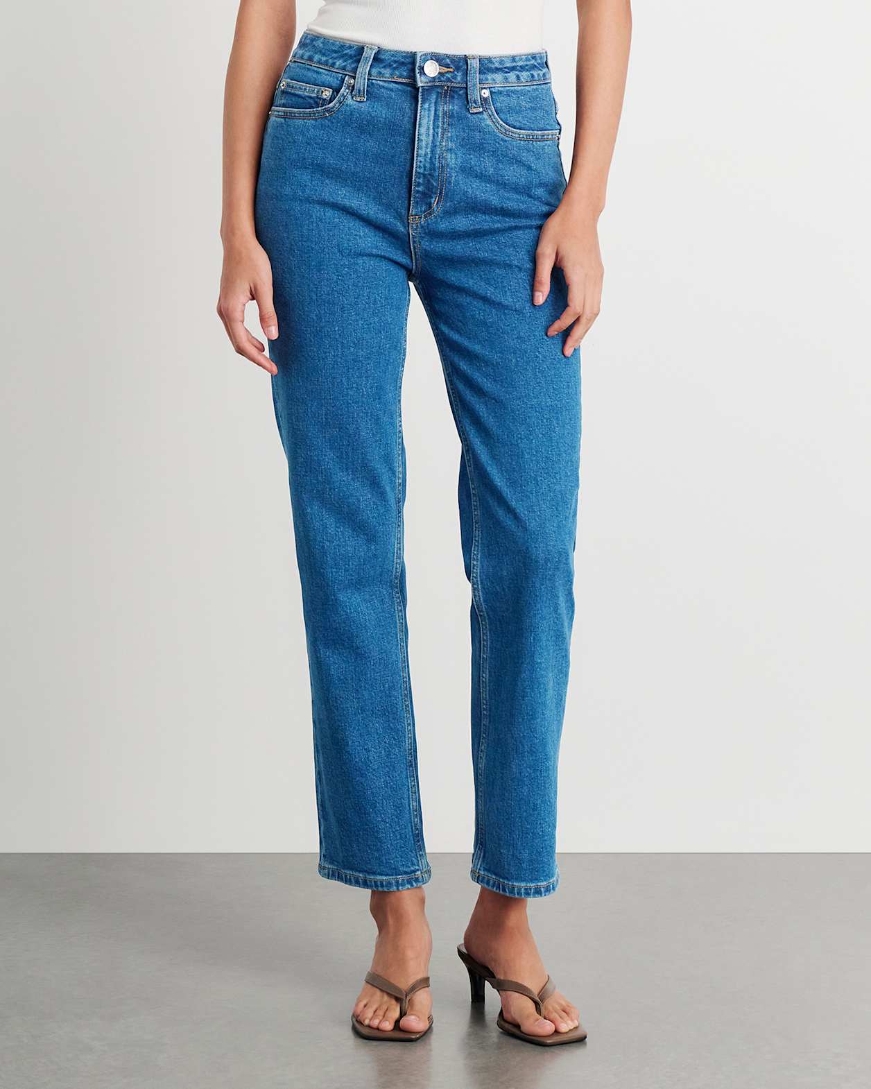 Riley Straight Crop Jean in BLUE WASH