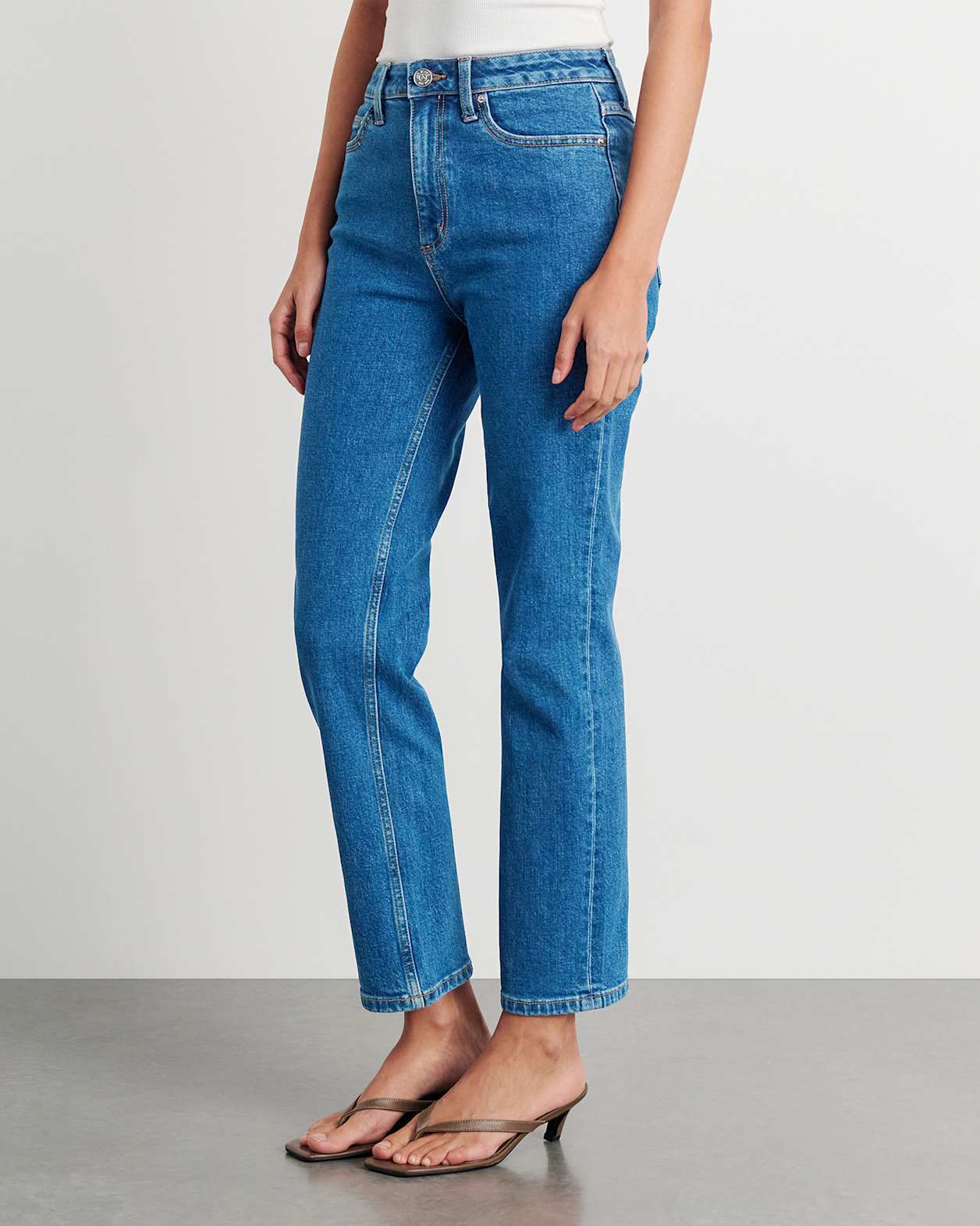 Riley Straight Crop Jean in BLUE WASH