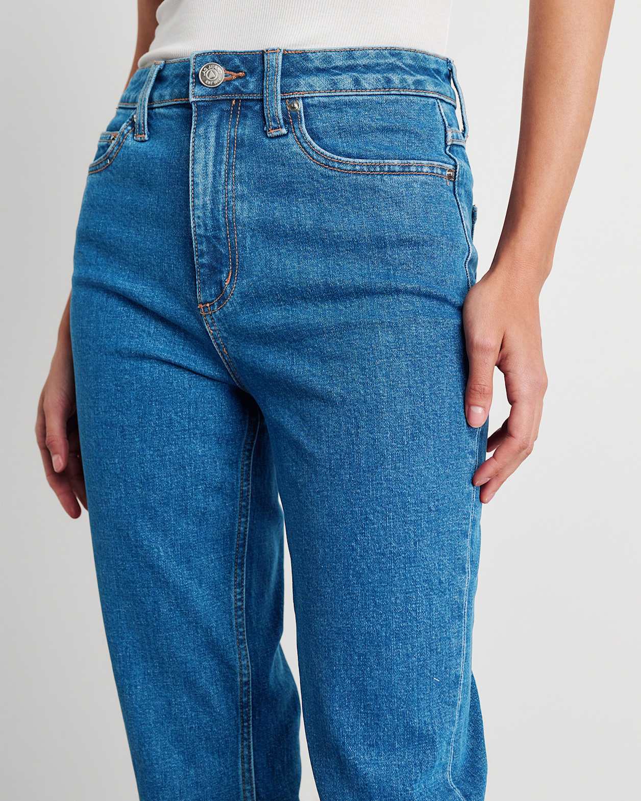 Riley Straight Crop Jean in BLUE WASH
