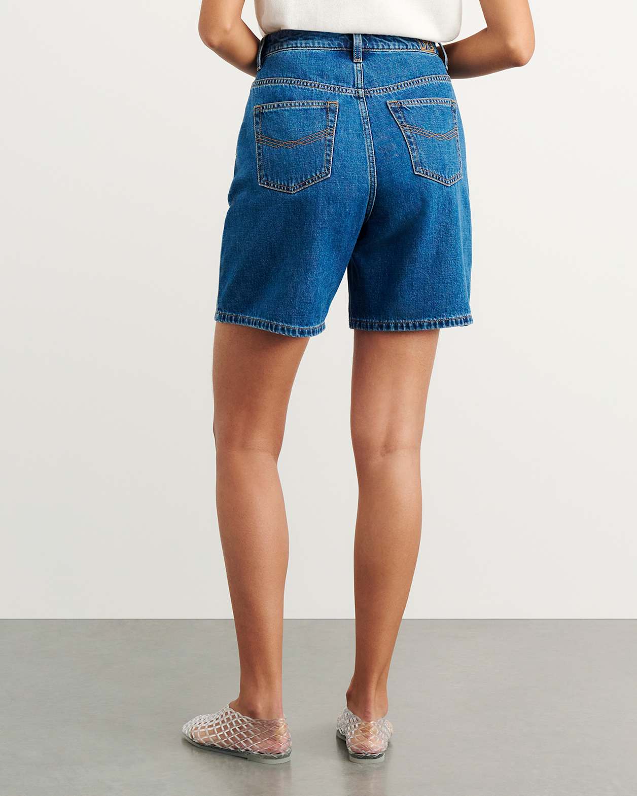 Camron Denim Mid Rise Short in BLUE WASH