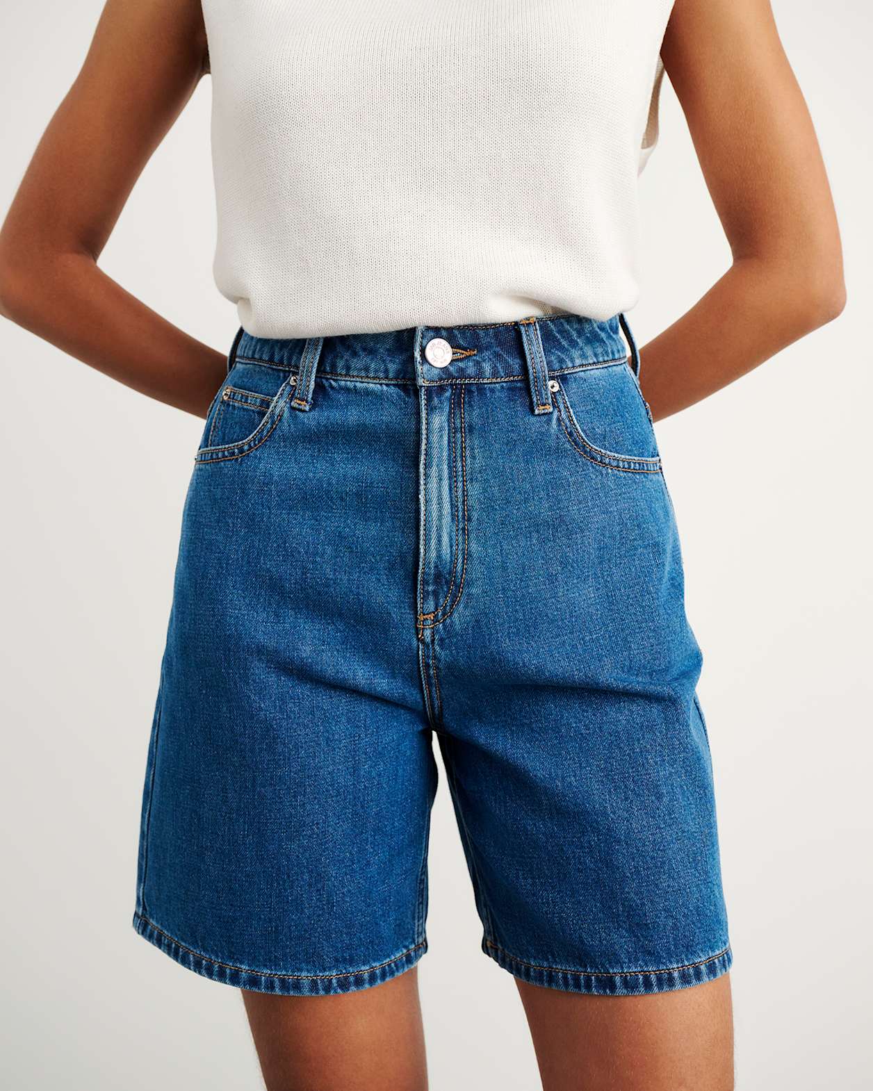 Camron Denim Mid Rise Short in BLUE WASH