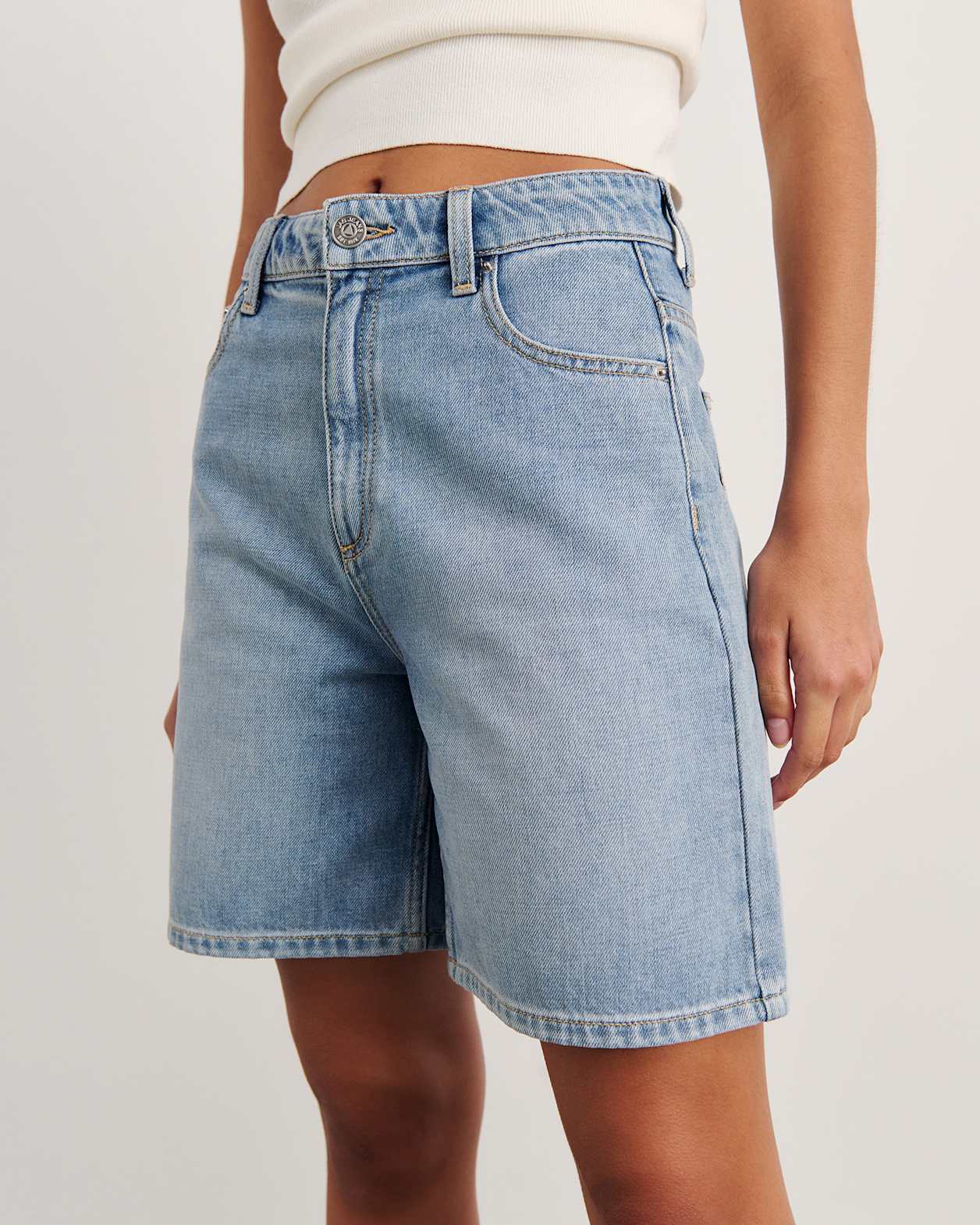 Camron Denim Mid Rise Short in LIGHT VINTAGE WASH