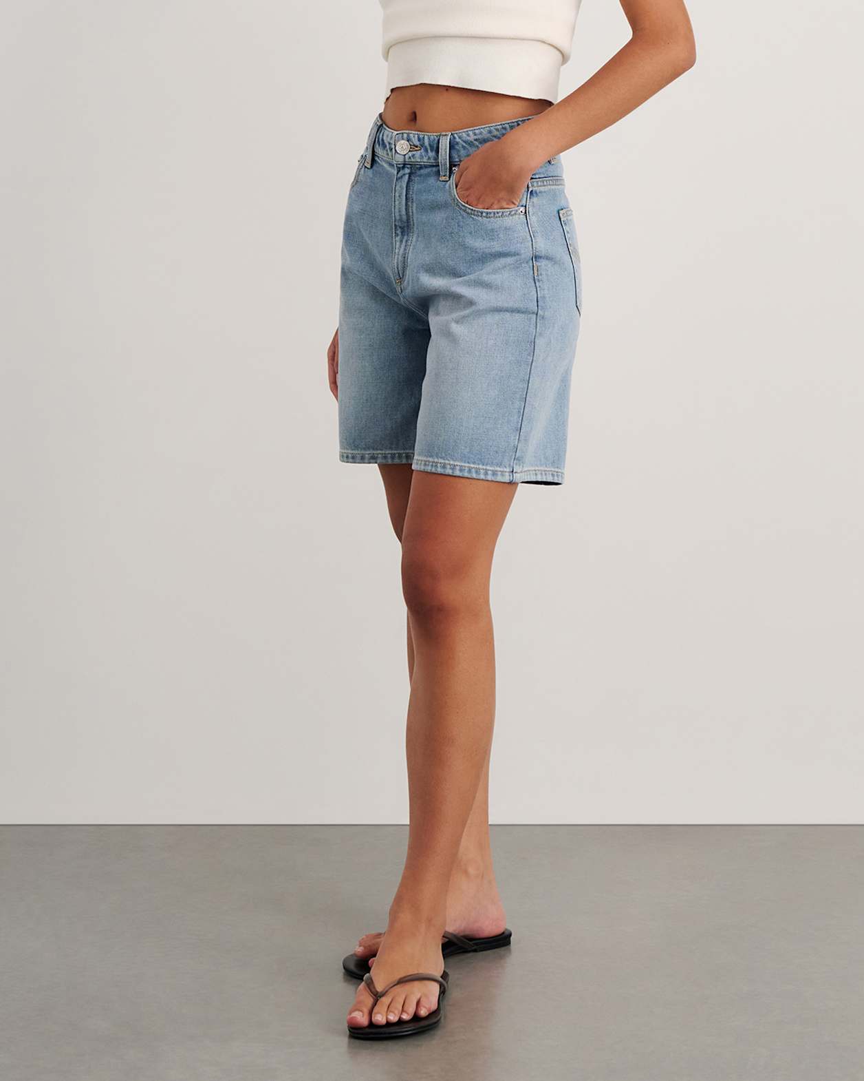 Camron Denim Mid Rise Short in LIGHT VINTAGE WASH