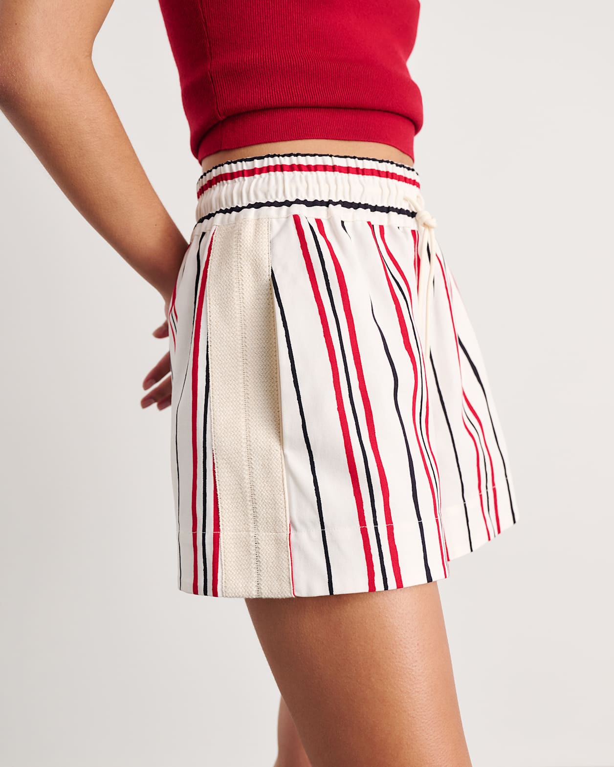 Canvas Contrast Short in IVORY/RED