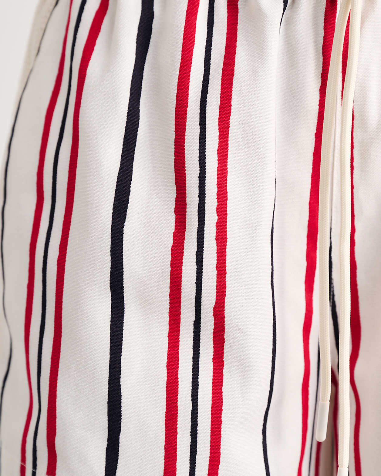 Canvas Contrast Short in IVORY/RED