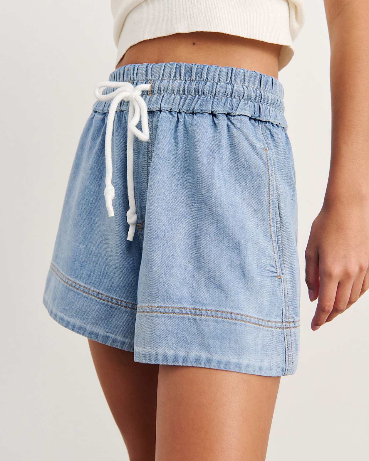 Loe Denim Pull On Short in LIGHT WASH