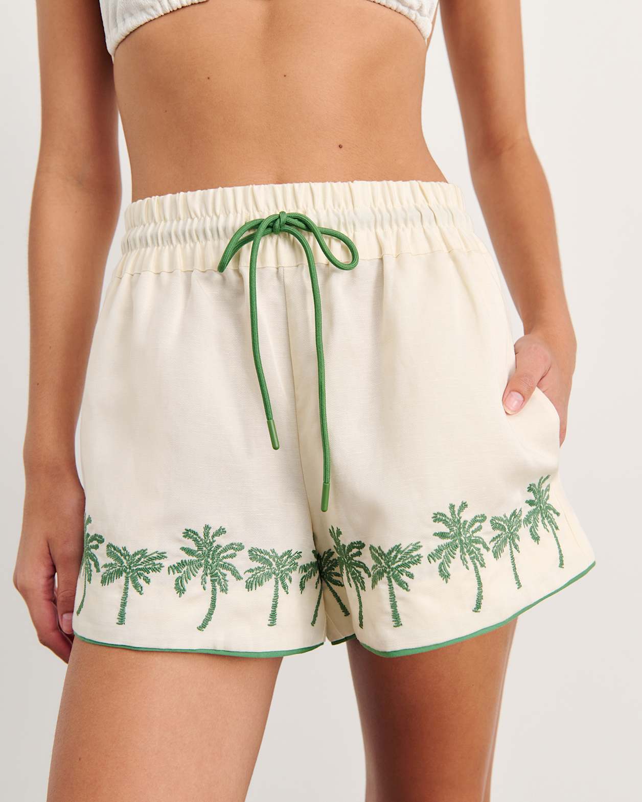 Palm Embroidered Short in IVORY/MOSS