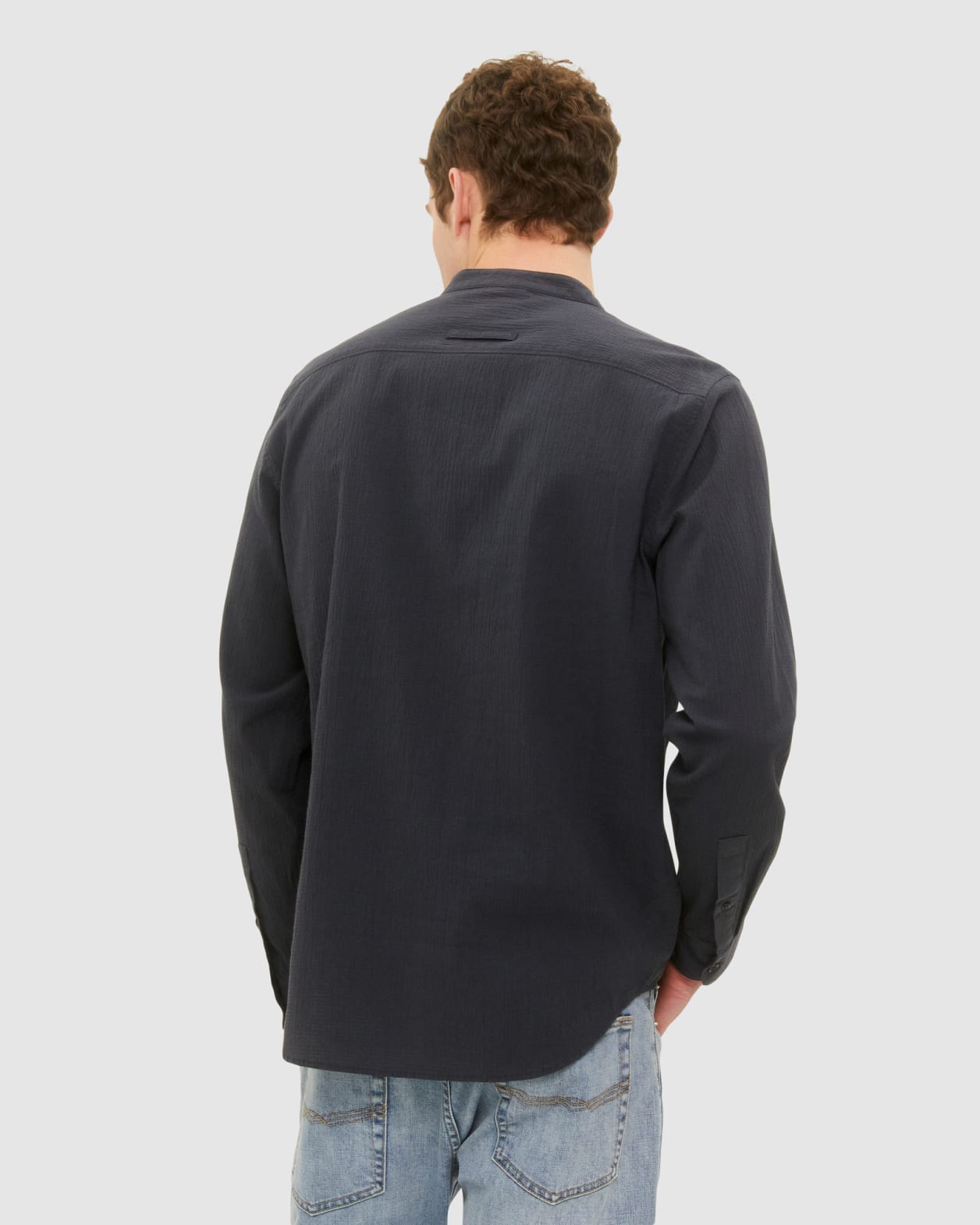 Seersucker Long Sleeve Collared Shirt in GRAPHITE