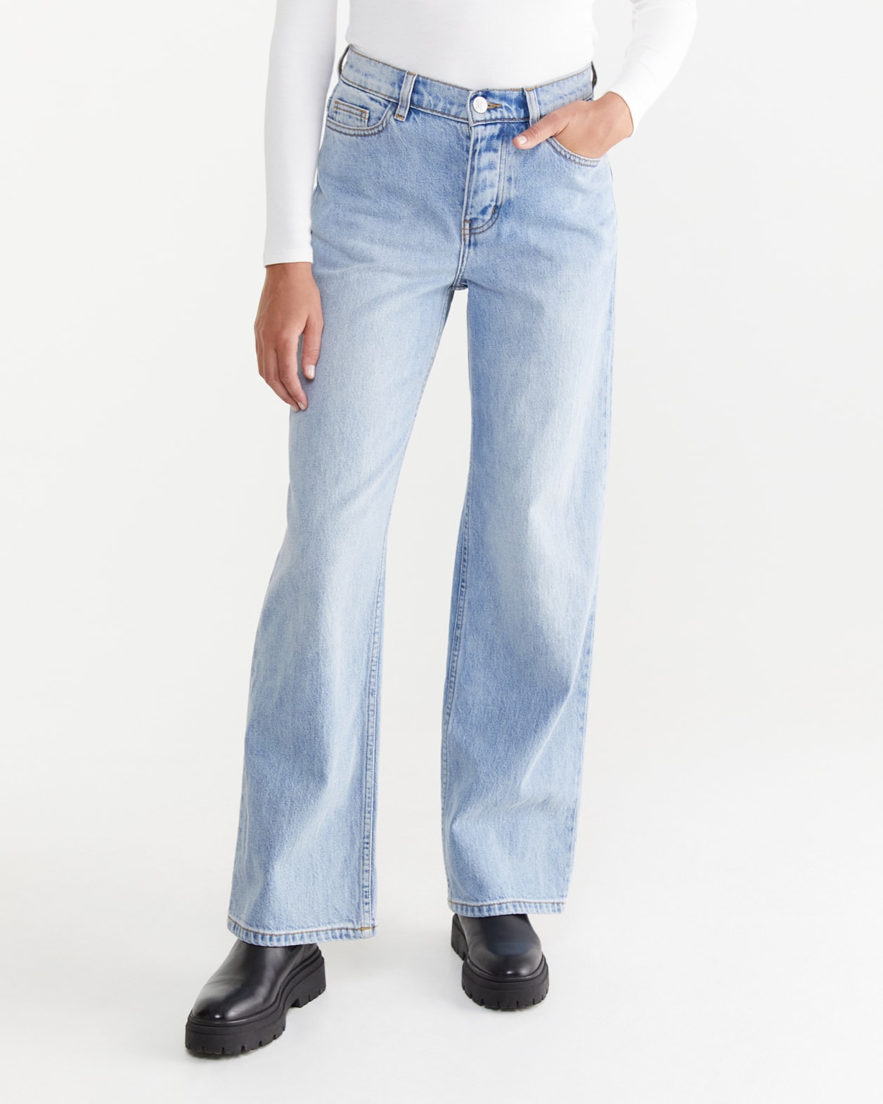 Tyla Mid Rise Relaxed Jeans in VINTAGE WASH