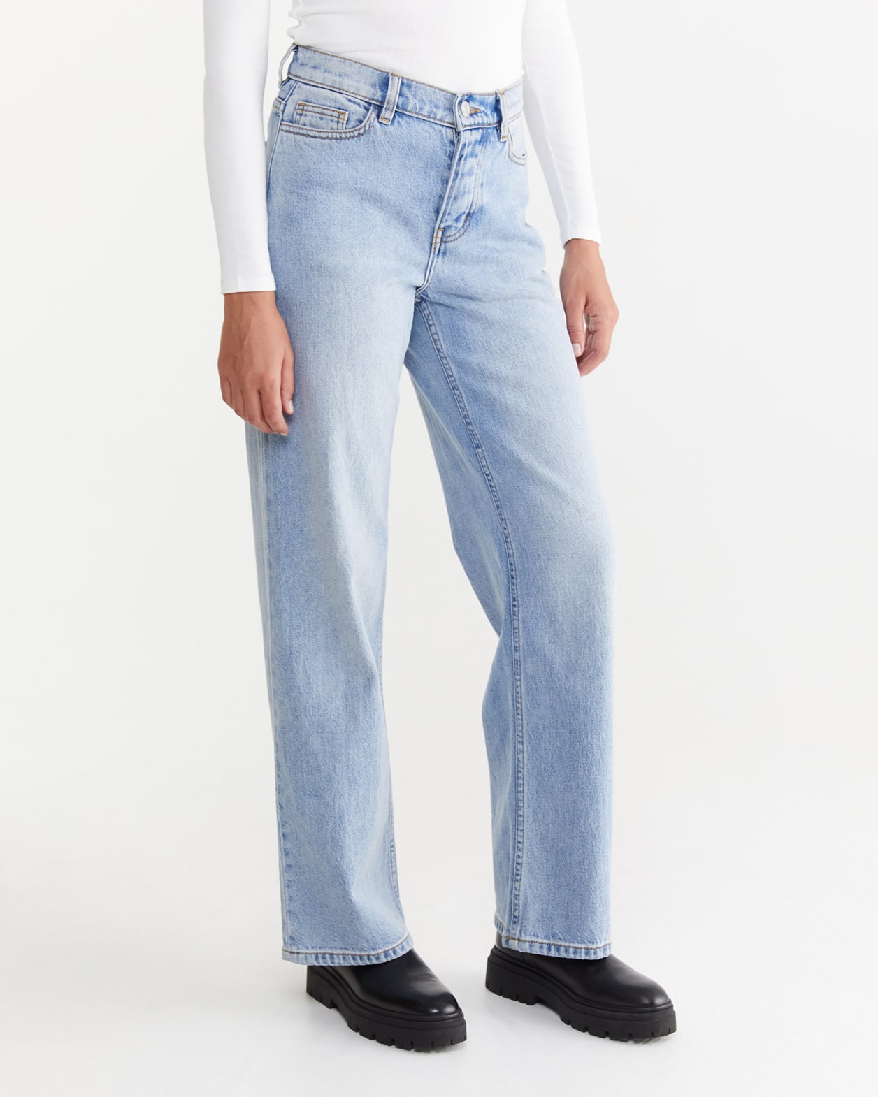 Tyla Mid Rise Relaxed Jeans in VINTAGE WASH