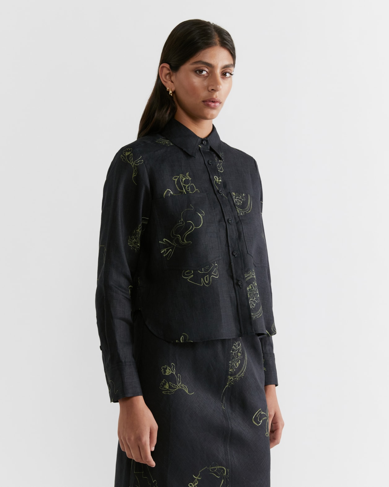 Alina Linen Muse Crop Shirt in BLACK/OLIVE