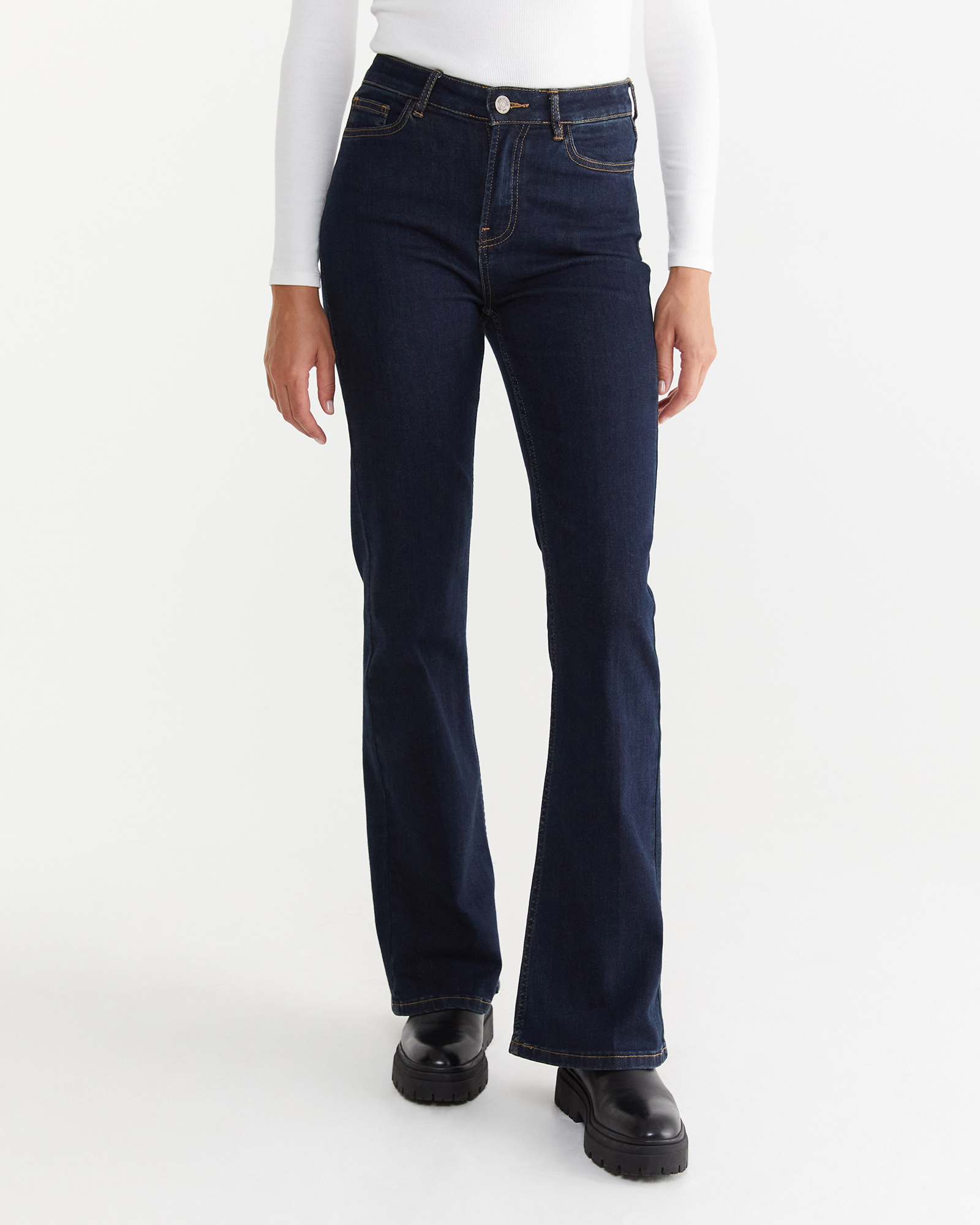 Bianca Mid Rise Bootleg Jeans in Indigo JAG